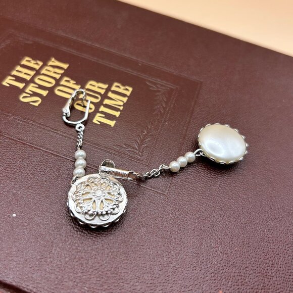 Vintage 1970s Sarah Coventry Clip-On Earrings with Flat Faux Pearls - Picture 6 of 8